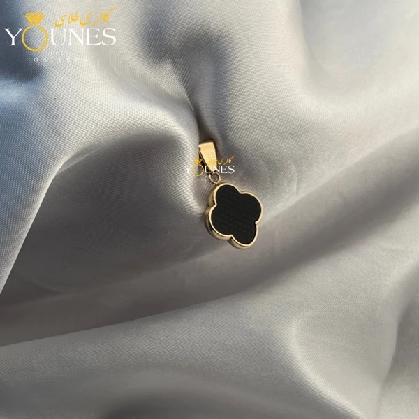 تصویر دوم آویز ونکلیف مشکی طلا سایز بزرگ